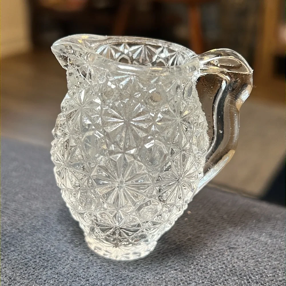 Vintage daisy and button pattern clear pressed glass mini creamer pitcher - Picture 3 of 6